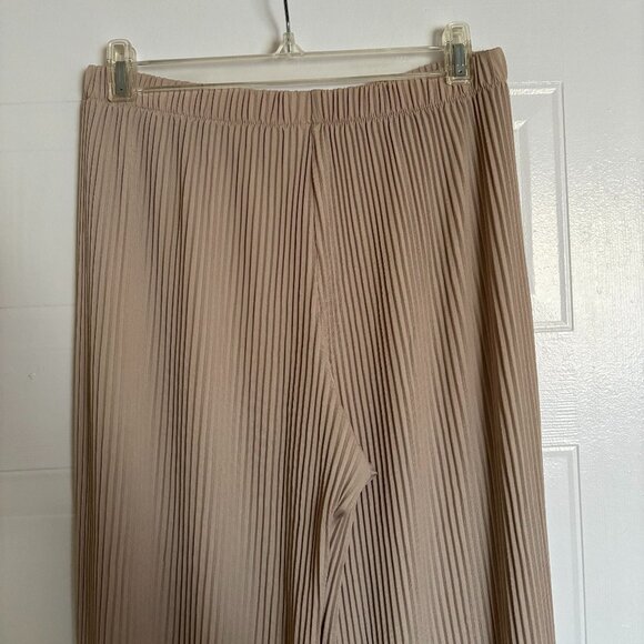 UNIQLO Pleated Straight Pants - Picture 3 of 8